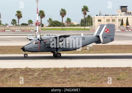 Malta. 26. September 2014. Eine Polen Navy PZL-Mielec M-28TD Bryza auf der Start- und Landebahn des internationalen Flughafens Malta. PZL Mielec (Polskie Zak?ady Lotnicze - Polish Aviation Works), vormals WSK-Mielec (WytwÃ³rnia SPRZ?tu Komunikacyjnego) und WSK ''PZL-Mielec'' ist ein polnischer Luftfahrthersteller mit Sitz in Mielec. Es ist der größte Hersteller von Luft- und Raumfahrttechnik in Polen nach dem Krieg. 2007 wurde es von der Sikorsky Aircraft Corporation übernommen, die den Markennamen beibehalten hat. Zwischen 1948 und 2014 stellte das Unternehmen etwa 15.600 Flugzeuge her.der PZL M28 ist ein leichtes Fracht- und Passagierflugzeug von STOL, das B herstellt Stockfoto