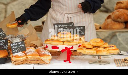 Bäckerei mit Gebäck auf dem Bauernmarkt in Prag mit frischen Backwaren, Brot, Kuchen, Brötchen, Donuts. Stockfoto