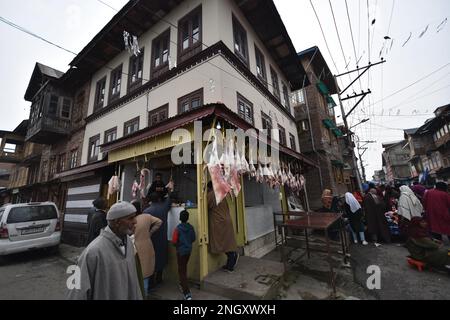 19. Februar 2023, Srinagar, Jammu und Kaschmir, Indien: Menschen kaufen Fleisch und Süßigkeiten nach dem Gebet im Hazratbal-Schrein anlässlich des Shab-e-Meraj in Srinagar, Kaschmir, am 19. Februar 2023. (Kreditbild: © Mubashir Hassan/Pacific Press via ZUMA Press Wire) NUR REDAKTIONELLE VERWENDUNG! Nicht für den kommerziellen GEBRAUCH! Stockfoto