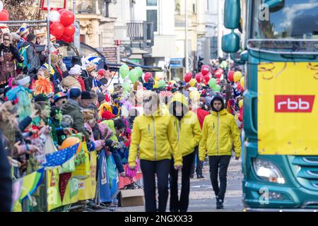 Cottbus, Deutschland. 19. Februar 2023. Am Rande der Cottbus-Karnevalsparade „Zug der fröhlichen Leute“ stehen Zuschauer. Mehr als 3000 Teilnehmer präsentieren fast 60 Bilder aus der Region, aus Berlin und aus Sachsen ab 13:11. Tausende von Besuchern beobachten die größte Karnevalsprozession in Ostdeutschland vom Straßenrand aus. Kredit: Frank Hammerschmidt//Frank Hammerschmidt/dpa/Alamy Live News Stockfoto