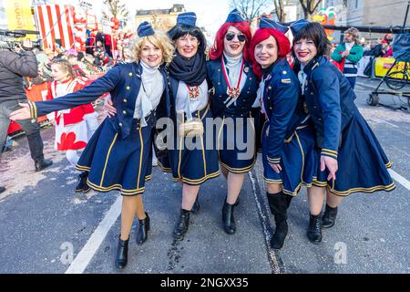 Cottbus, Deutschland. 19. Februar 2023. Funkenmariechen-Tanz auf dem Karneval 'Zug der fröhlichen Leute' in Cottbus. Mehr als 3000 Teilnehmer präsentieren fast 60 Bilder aus der Region, aus Berlin und aus Sachsen ab 13,11 Uhr. Tausende von Besuchern beobachten die größte Karnevalsprozession in Ostdeutschland vom Straßenrand aus. Kredit: Frank Hammerschmidt//Frank Hammerschmidt/dpa/Alamy Live News Stockfoto