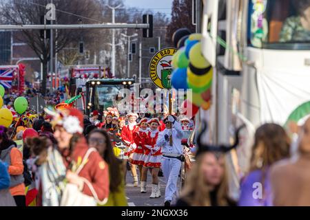Cottbus, Deutschland. 19. Februar 2023. Am Rande der Cottbus-Karnevalsparade „Zug der fröhlichen Leute“ stehen Zuschauer. Mehr als 3000 Teilnehmer präsentieren fast 60 Bilder aus der Region, aus Berlin und aus Sachsen ab 13:11. Tausende von Besuchern beobachten die größte Karnevalsprozession in Ostdeutschland vom Straßenrand aus. Kredit: Frank Hammerschmidt//Frank Hammerschmidt/dpa/Alamy Live News Stockfoto