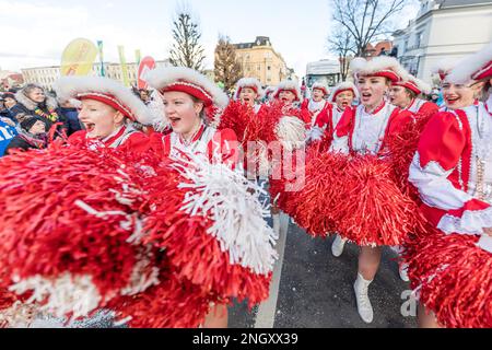 Cottbus, Deutschland. 19. Februar 2023. Funkenmariechen-Tanz auf dem Karneval 'Zug der fröhlichen Leute' in Cottbus. Mehr als 3000 Teilnehmer präsentieren fast 60 Bilder aus der Region, aus Berlin und aus Sachsen ab 13,11 Uhr. Tausende von Besuchern beobachten die größte Karnevalsprozession in Ostdeutschland vom Straßenrand aus. Kredit: Frank Hammerschmidt//Frank Hammerschmidt/dpa/Alamy Live News Stockfoto