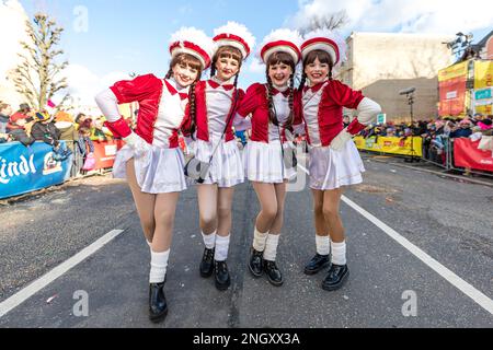 Cottbus, Deutschland. 19. Februar 2023. Funkenmariechen-Tanz auf dem Karneval 'Zug der fröhlichen Leute' in Cottbus. Mehr als 3000 Teilnehmer präsentieren fast 60 Bilder aus der Region, aus Berlin und aus Sachsen ab 13,11 Uhr. Tausende von Besuchern beobachten die größte Karnevalsprozession in Ostdeutschland vom Straßenrand aus. Kredit: Frank Hammerschmidt//Frank Hammerschmidt/dpa/Alamy Live News Stockfoto