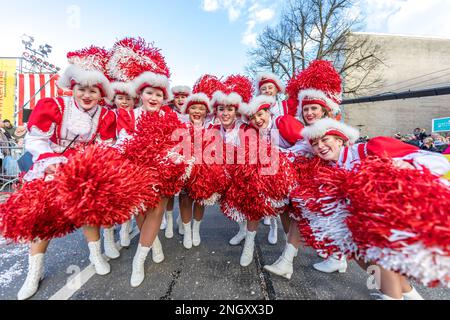 Cottbus, Deutschland. 19. Februar 2023. Funkenmariechen-Tanz auf dem Karneval 'Zug der fröhlichen Leute' in Cottbus. Mehr als 3000 Teilnehmer präsentieren fast 60 Bilder aus der Region, aus Berlin und aus Sachsen ab 13,11 Uhr. Tausende von Besuchern beobachten die größte Karnevalsprozession in Ostdeutschland vom Straßenrand aus. Kredit: Frank Hammerschmidt//Frank Hammerschmidt/dpa/Alamy Live News Stockfoto