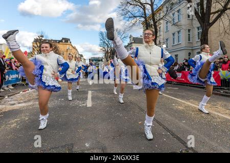 Cottbus, Deutschland. 19. Februar 2023. Funkenmariechen-Tanz auf dem Karneval 'Zug der fröhlichen Leute' in Cottbus. Mehr als 3000 Teilnehmer präsentieren fast 60 Bilder aus der Region, aus Berlin und aus Sachsen ab 13,11 Uhr. Tausende von Besuchern beobachten die größte Karnevalsprozession in Ostdeutschland vom Straßenrand aus. Kredit: Frank Hammerschmidt//Frank Hammerschmidt/dpa/Alamy Live News Stockfoto