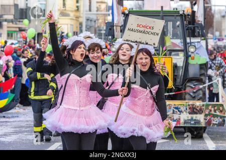 Cottbus, Deutschland. 19. Februar 2023. Narren aus dem Branitz-Bezirk Cottbus sprechen die Politik der Stadt an. Mehr als 3000 Teilnehmer präsentieren fast 60 Bilder aus der Region, aus Berlin und aus Sachsen ab 13,11 Uhr. Tausende von Besuchern beobachten die größte Karnevalsprozession in Ostdeutschland vom Straßenrand aus. Kredit: Frank Hammerschmidt//Frank Hammerschmidt/dpa/Alamy Live News Stockfoto
