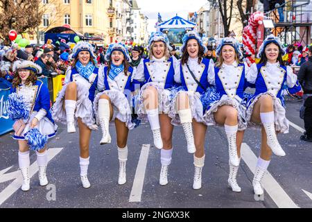 Cottbus, Deutschland. 19. Februar 2023. Funkenmariechen-Tanz auf dem Karneval 'Zug der fröhlichen Leute' in Cottbus. Mehr als 3000 Teilnehmer präsentieren fast 60 Bilder aus der Region, aus Berlin und aus Sachsen ab 13,11 Uhr. Tausende von Besuchern beobachten die größte Karnevalsprozession in Ostdeutschland vom Straßenrand aus. Kredit: Frank Hammerschmidt//Frank Hammerschmidt/dpa/Alamy Live News Stockfoto