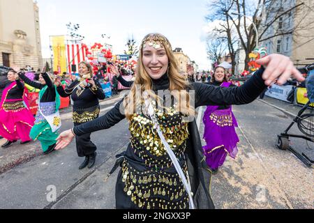 Cottbus, Deutschland. 19. Februar 2023. Funkenmariechen-Tanz auf dem Karneval 'Zug der fröhlichen Leute' in Cottbus. Mehr als 3000 Teilnehmer präsentieren fast 60 Bilder aus der Region, aus Berlin und aus Sachsen ab 13,11 Uhr. Tausende von Besuchern beobachten die größte Karnevalsprozession in Ostdeutschland vom Straßenrand aus. Kredit: Frank Hammerschmidt//Frank Hammerschmidt/dpa/Alamy Live News Stockfoto