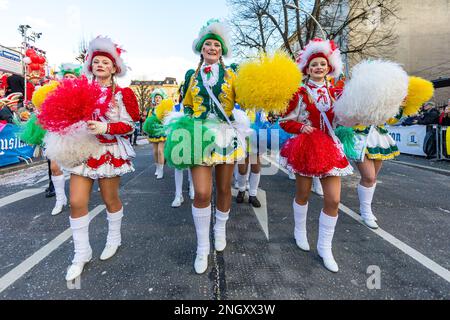 Cottbus, Deutschland. 19. Februar 2023. Funkenmariechen-Tanz auf dem Karneval 'Zug der fröhlichen Leute' in Cottbus. Mehr als 3000 Teilnehmer präsentieren fast 60 Bilder aus der Region, aus Berlin und aus Sachsen ab 13,11 Uhr. Tausende von Besuchern beobachten die größte Karnevalsprozession in Ostdeutschland vom Straßenrand aus. Kredit: Frank Hammerschmidt//Frank Hammerschmidt/dpa/Alamy Live News Stockfoto