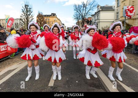 Cottbus, Deutschland. 19. Februar 2023. Funkenmariechen-Tanz auf dem Karneval 'Zug der fröhlichen Leute' in Cottbus. Mehr als 3000 Teilnehmer präsentieren fast 60 Bilder aus der Region, aus Berlin und aus Sachsen ab 13,11 Uhr. Tausende von Besuchern beobachten die größte Karnevalsprozession in Ostdeutschland vom Straßenrand aus. Kredit: Frank Hammerschmidt//Frank Hammerschmidt/dpa/Alamy Live News Stockfoto