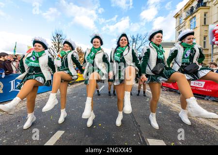 Cottbus, Deutschland. 19. Februar 2023. Funkenmariechen-Tanz auf dem Karneval 'Zug der fröhlichen Leute' in Cottbus. Mehr als 3000 Teilnehmer präsentieren fast 60 Bilder aus der Region, aus Berlin und aus Sachsen ab 13,11 Uhr. Tausende von Besuchern beobachten die größte Karnevalsprozession in Ostdeutschland vom Straßenrand aus. Kredit: Frank Hammerschmidt//Frank Hammerschmidt/dpa/Alamy Live News Stockfoto