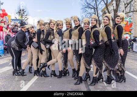 Cottbus, Deutschland. 19. Februar 2023. Funkenmariechen-Tanz auf dem Karneval 'Zug der fröhlichen Leute' in Cottbus. Mehr als 3000 Teilnehmer präsentieren fast 60 Bilder aus der Region, aus Berlin und aus Sachsen ab 13,11 Uhr. Tausende von Besuchern beobachten die größte Karnevalsprozession in Ostdeutschland vom Straßenrand aus. Kredit: Frank Hammerschmidt//Frank Hammerschmidt/dpa/Alamy Live News Stockfoto