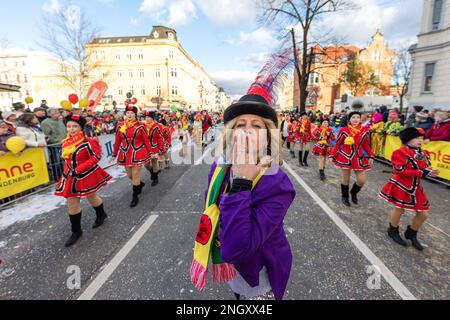 Cottbus, Deutschland. 19. Februar 2023. Funkenmariechen-Tanz auf dem Karneval 'Zug der fröhlichen Leute' in Cottbus. Mehr als 3000 Teilnehmer präsentieren fast 60 Bilder aus der Region, aus Berlin und aus Sachsen ab 13,11 Uhr. Tausende von Besuchern beobachten die größte Karnevalsprozession in Ostdeutschland vom Straßenrand aus. Kredit: Frank Hammerschmidt//Frank Hammerschmidt/dpa/Alamy Live News Stockfoto