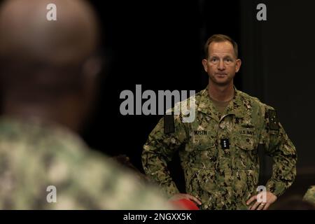 221201-A-NR779-1026 MANAMA, Bahrain (1. Dez. 2022) Vizeadmiral John B. Mustin, Chef der Reserve der Marine und Befehlshaber der Reserve der Marine, spricht mit Seeleuten der Reserve der Navy am 1. Dez. bei der Naval Support Activity Bahrain. Während des Telefongesprächs beantwortete er die Fragen der Seeleute und sprach über neue Programme und Initiativen. Stockfoto
