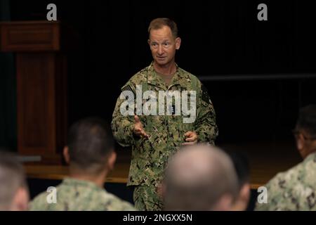 221201-A-NR779-1006 MANAMA, Bahrain (1. Dez. 2022) Vizeadmiral John B. Mustin, Chef der Reserve der Marine und Befehlshaber der Reserve der Marine, spricht mit Seeleuten der Reserve der Navy am 1. Dez. bei der Naval Support Activity Bahrain. Während des Telefongesprächs beantwortete er die Fragen der Seeleute und sprach über neue Programme und Initiativen. Stockfoto