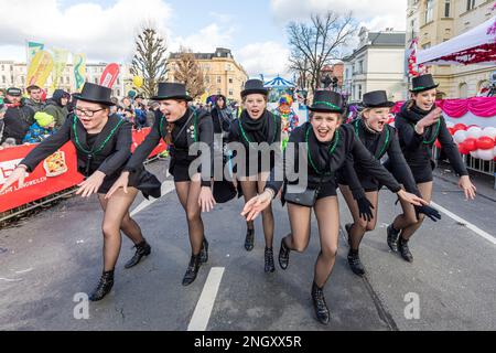 Cottbus, Deutschland. 19. Februar 2023. Funkenmariechen-Tanz auf dem Karneval 'Zug der fröhlichen Leute' in Cottbus. Mehr als 3000 Teilnehmer präsentieren fast 60 Bilder aus der Region, aus Berlin und aus Sachsen ab 13,11 Uhr. Tausende von Besuchern beobachten die größte Karnevalsprozession in Ostdeutschland vom Straßenrand aus. Kredit: Frank Hammerschmidt//Frank Hammerschmidt/dpa/Alamy Live News Stockfoto
