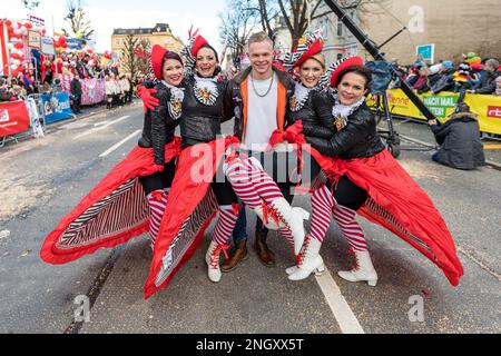 Cottbus, Deutschland. 19. Februar 2023. Funkenmariechen-Tanz auf dem Karneval 'Zug der fröhlichen Leute' in Cottbus. Mehr als 3000 Teilnehmer präsentieren fast 60 Bilder aus der Region, aus Berlin und aus Sachsen ab 13,11 Uhr. Tausende von Besuchern beobachten die größte Karnevalsprozession in Ostdeutschland vom Straßenrand aus. Kredit: Frank Hammerschmidt//Frank Hammerschmidt/dpa/Alamy Live News Stockfoto
