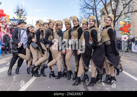 Cottbus, Deutschland. 19. Februar 2023. Funkenmariechen-Tanz auf dem Karneval 'Zug der fröhlichen Leute' in Cottbus. Mehr als 3000 Teilnehmer präsentieren fast 60 Bilder aus der Region, aus Berlin und aus Sachsen ab 13,11 Uhr. Tausende von Besuchern beobachten die größte Karnevalsprozession in Ostdeutschland vom Straßenrand aus. Kredit: Frank Hammerschmidt//Frank Hammerschmidt/dpa/Alamy Live News Stockfoto