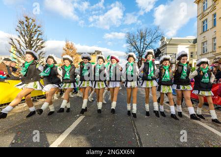Cottbus, Deutschland. 19. Februar 2023. Funkenmariechen-Tanz auf dem Karneval 'Zug der fröhlichen Leute' in Cottbus. Mehr als 3000 Teilnehmer präsentieren fast 60 Bilder aus der Region, aus Berlin und aus Sachsen ab 13,11 Uhr. Tausende von Besuchern beobachten die größte Karnevalsprozession in Ostdeutschland vom Straßenrand aus. Kredit: Frank Hammerschmidt//Frank Hammerschmidt/dpa/Alamy Live News Stockfoto