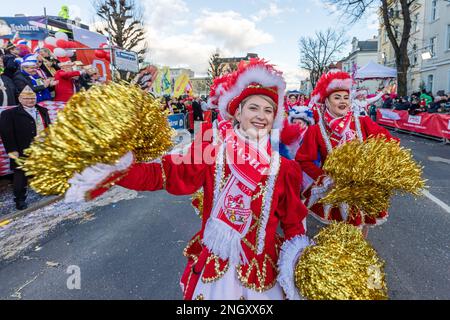 Cottbus, Deutschland. 19. Februar 2023. Funkenmariechen-Tanz auf dem Karneval 'Zug der fröhlichen Leute' in Cottbus. Mehr als 3000 Teilnehmer präsentieren fast 60 Bilder aus der Region, aus Berlin und aus Sachsen ab 13,11 Uhr. Tausende von Besuchern beobachten die größte Karnevalsprozession in Ostdeutschland vom Straßenrand aus. Kredit: Frank Hammerschmidt//Frank Hammerschmidt/dpa/Alamy Live News Stockfoto