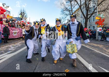Cottbus, Deutschland. 19. Februar 2023. Funkenmariechen-Tanz auf dem Karneval 'Zug der fröhlichen Leute' in Cottbus. Mehr als 3000 Teilnehmer präsentieren fast 60 Bilder aus der Region, aus Berlin und aus Sachsen ab 13,11 Uhr. Tausende von Besuchern beobachten die größte Karnevalsprozession in Ostdeutschland vom Straßenrand aus. Kredit: Frank Hammerschmidt//Frank Hammerschmidt/dpa/Alamy Live News Stockfoto