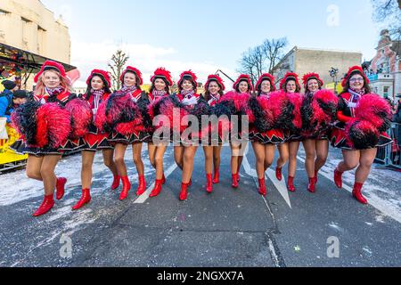 Cottbus, Deutschland. 19. Februar 2023. Funkenmariechen-Tanz auf dem Karneval 'Zug der fröhlichen Leute' in Cottbus. Mehr als 3000 Teilnehmer präsentieren fast 60 Bilder aus der Region, aus Berlin und aus Sachsen ab 13,11 Uhr. Tausende von Besuchern beobachten die größte Karnevalsprozession in Ostdeutschland vom Straßenrand aus. Kredit: Frank Hammerschmidt//Frank Hammerschmidt/dpa/Alamy Live News Stockfoto