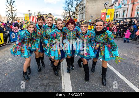Cottbus, Deutschland. 19. Februar 2023. Funkenmariechen-Tanz auf dem Karneval 'Zug der fröhlichen Leute' in Cottbus. Mehr als 3000 Teilnehmer präsentieren fast 60 Bilder aus der Region, aus Berlin und aus Sachsen ab 13,11 Uhr. Tausende von Besuchern beobachten die größte Karnevalsprozession in Ostdeutschland vom Straßenrand aus. Kredit: Frank Hammerschmidt//Frank Hammerschmidt/dpa/Alamy Live News Stockfoto