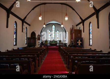 Der Blick hinunter auf das Heiligtum in Richtung Alter in der historischen Holy Trinity Episcopal Church, die 1850 in Hertford, North Carolina, erbaut wurde. Stockfoto