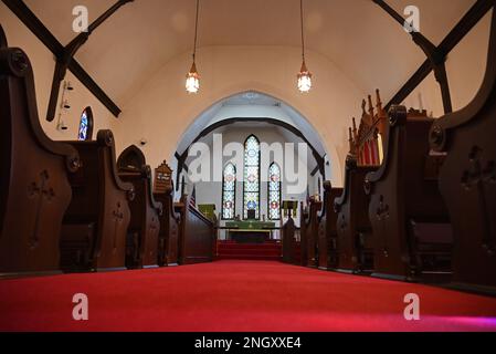 Der Blick hinunter auf das Heiligtum in Richtung Alter in der historischen Holy Trinity Episcopal Church, die 1850 in Hertford, North Carolina, erbaut wurde. Stockfoto