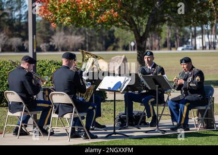 Soldaten der 3. Infanterie Division Band spielen die Nationalhymne während einer Gedenkzeremonie im Cashe Garden in Fort Stewart, Georgia, am 1. Dezember 2022. Während dieser Gedenkzeremonie widmete die 3. Infanterieabteilung vier Tore zu Ehren historischer Dogface-Soldaten, darunter Sergeant Mendonca Leroy Anthony, Sgt. 1. Klasse Marshall John Winston, Colonel McGarr Lionel Charles und Pvt. 1. Klasse Barkley John Lewis. Stockfoto