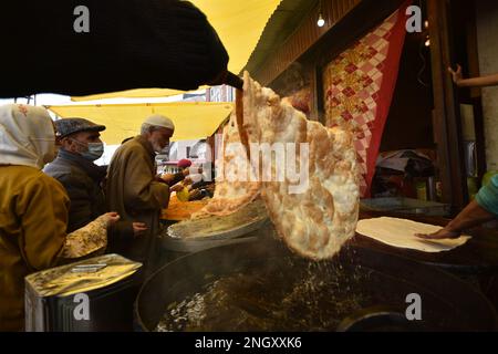 19. Februar 2023, Srinagar, Jammu und Kaschmir, Indien: Menschen kaufen Fleisch und Süßigkeiten nach dem Gebet im Hazratbal-Schrein anlässlich des Shab-e-Meraj in Srinagar, Kaschmir, am 19. Februar 2023. (Kreditbild: © Mubashir Hassan/Pacific Press via ZUMA Press Wire) NUR REDAKTIONELLE VERWENDUNG! Nicht für den kommerziellen GEBRAUCH! Stockfoto