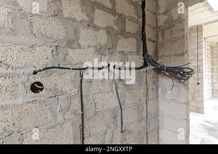 Elektrische Verdrahtung im Bau eines privaten Wohngebäudes Stockfoto