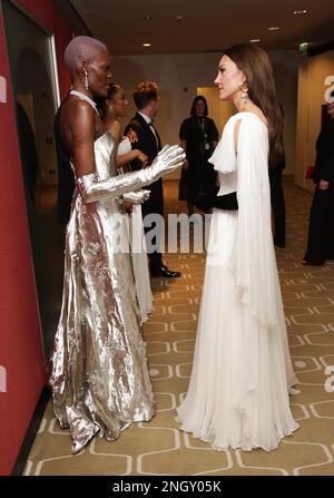 Die Prinzessin von Wales spricht bei den British Academy Film Awards 76., die in der Royal Festival Hall des Southbank Centre in London stattfinden, mit der Nominierten von EE Rising Star Sheila Atim. Foto: Sonntag, 19. Februar 2023. Stockfoto