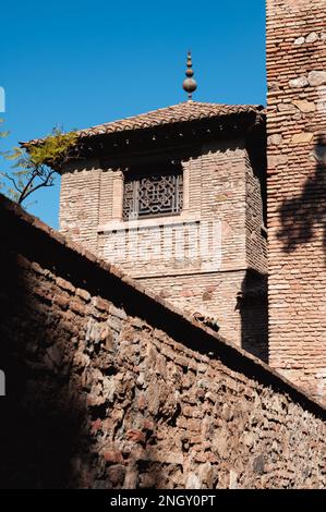 Blick von außen auf das Gebäude Alcazaba, eine palastartige Festung in Malaga, Spanien, erbaut während der Zeit der muslimischen Herrscher zwischen dem 11. Und 14. Jahrhundert Stockfoto