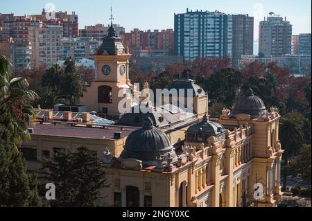 Malaga, Spanien - 14. Januar 2023: Blick auf das Rathaus und die Hochhäuser vom Alcazaba-Hügel Stockfoto