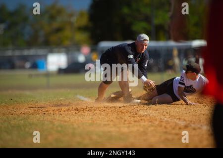 Ein Soldat, der dem 2. Bataillon, dem 69. Rüstungsregiment, dem 2. Kampfteam der Panzerbrigade, der 3. Infanteriedivision zugeteilt wurde, rutscht während des Marne Week Softball Tournaments am 1. Dezember 2022 in Fort Stewart, Georgia, in die dritte Base. Wettbewerbe fördern die Bereitschaft und den Esprit de Corps und sind ein wesentlicher Bestandteil der Marne Week 3. in ID. Stockfoto