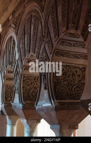 Teile der Einrichtung mit gewölbten Türrahmen im Alcazaba-Palast in Malaga, Spanien Stockfoto