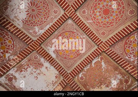 Prunkvolle Decke in einem der Räume des Nasriden Palastes, Alcazaba, Malaga, Spanien Stockfoto