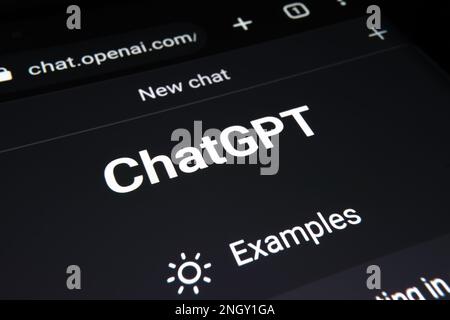 ChatGPT-Chat bot-Bildschirm auf Smartphone und Laptop mit Chat-GPT-Anmeldebildschirm im Hintergrund. Ein neuer AI-Chatbot von OpenAI. Stafford, Einheit Stockfoto