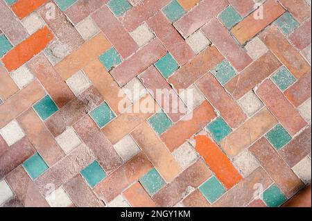 Restaurierte Fliesen Ornamente im Innenhof des Pools im Nasrid Palace, Alcazaba, Malaga, Spanien Stockfoto