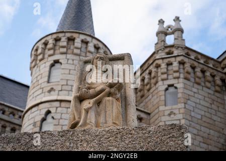 Detail der Pietà-Statue am Eingang des Episkopalpalastes in Astorga, Leon, Spanien. Das Wahrzeichen des katalanischen Architekten Antoni Gaudí li Stockfoto