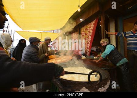 19. Februar 2023, Srinagar, Jammu und Kaschmir, Indien: Menschen kaufen Fleisch und Süßigkeiten nach dem Gebet im Hazratbal-Schrein anlässlich des Shab-e-Meraj in Srinagar, Kaschmir, am 19. Februar 2023. (Kreditbild: © Mubashir Hassan/Pacific Press via ZUMA Press Wire) NUR REDAKTIONELLE VERWENDUNG! Nicht für den kommerziellen GEBRAUCH! Stockfoto