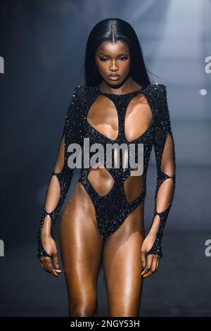 London, Großbritannien. 19. Februar 2023 Modell Leomie Anderson auf dem Laufsteg während der Julien Macdonald Modenschau, die während der London Fashion Week in der Freemason's Hall stattfindet. Foto: Sonntag, 19. Februar 2023. Das Foto sollte lauten: Matt Crossick/Empics/Alamy Live News Stockfoto