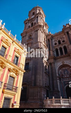 Entdecken Sie den beeindruckenden Nordturm der Kathedrale von Malaga - ein Meisterwerk der gotischen Architektur. Tauchen Sie ein in seine Kraft, Schönheit und seinen Zentur Stockfoto