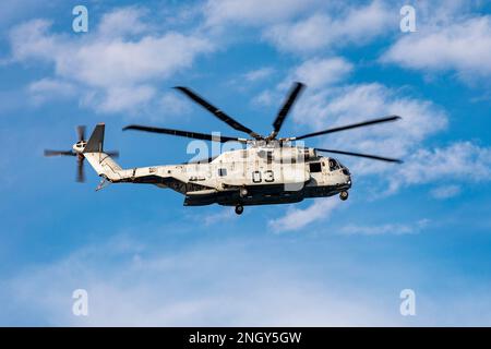 Ein Sikorsky CH-53K King Hallion Hubschrauber fliegt während des Fluges an Bord des Amphibienschiffes USS Arlington der Klasse San Antonio (LPD 24), 7. Februar 2023 über den Atlantik. Der King Hallion ist ein schwerer Frachthubschrauber, der als nächste Weiterentwicklung der seit 1966 in Betrieb befindlichen Hubschrauber der CH-53-Serie Seetests unterzogen wird. (USA Marinebild von Mass Communication Specialist 1. Klasse John Bellino) Stockfoto