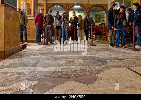 Touristen genießen die Mosaikkarte des Heiligen Landes in der griechisch-orthodoxen Kirche St. George in Madaba, Jordanien. Kredit: MLBARIONA/Alamy Stock Photo Stockfoto