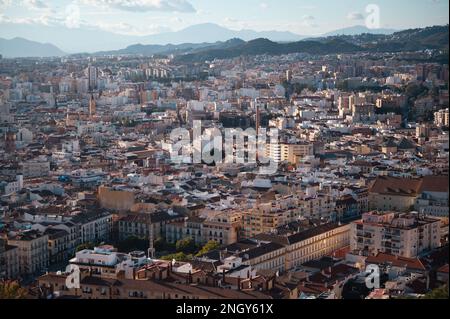 Halten Sie die atemberaubende Stadtlandschaft von Malaga von der auf einem Hügel gelegenen Festung Castillo de Gibralfaro fest. Der Panoramablick zeigt den einzigartigen Architekten der Stadt Stockfoto