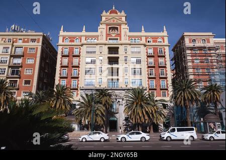 Malaga, Spanien - 16. Januar 2023: Schöne Mischung aus Alt und Neu: Das PL. De la Marina-Gebäude sind ein Zeugnis für Málaga reiches architektonisches Erbe Stockfoto