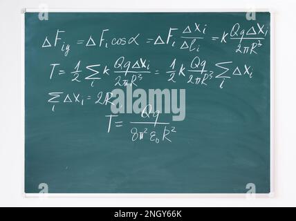 Gleichungen in Kreide an der Tafel Stockfoto